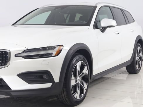 Used 2024 Volvo V60 B5 Cross Country Plus image 55