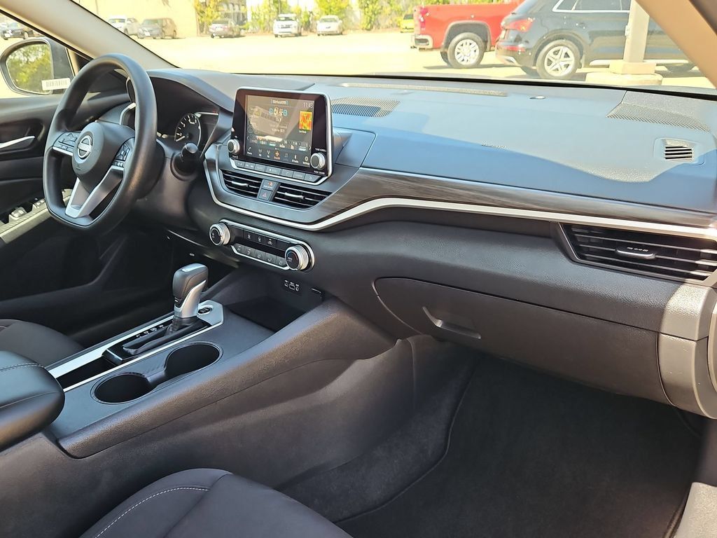 Used 2025 Nissan Altima 2.5 SV FWD image 32