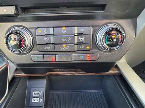 Used 2018 Ford F150 Lariat w/ Equipment Group 502A Luxury image 31