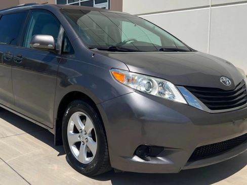 Used 2013 Toyota Sienna LE FWD image 4