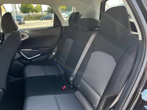 Used 2025 Kia Soul LX w/ LX Technology Package FWD image 25