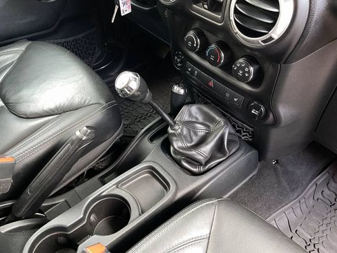 Used 2016 Jeep Wrangler Unlimited Rubicon AWD/4WD image 35