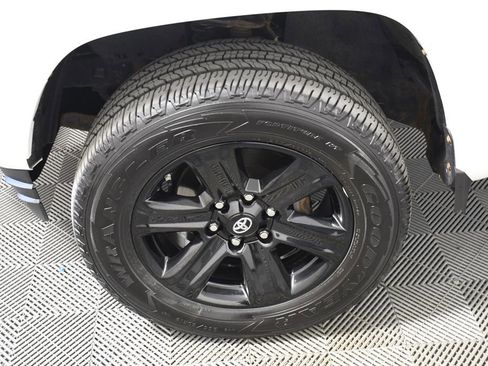 Used 2017 Toyota Tacoma Limited w/ Tow Package image 11