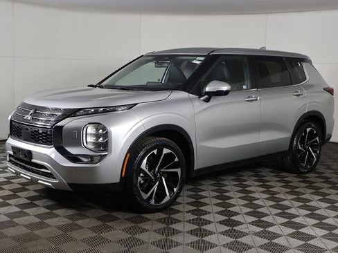 Used 2024 Mitsubishi Outlander SE image 9