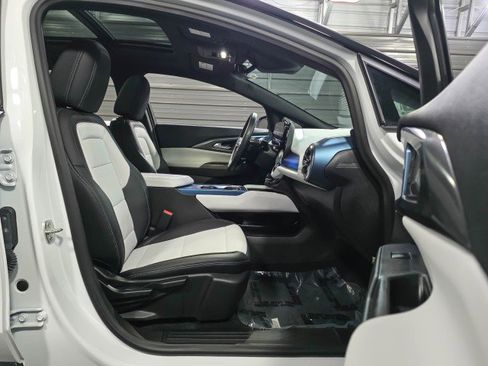 Used 2025 Chevrolet Equinox EV LT image 15