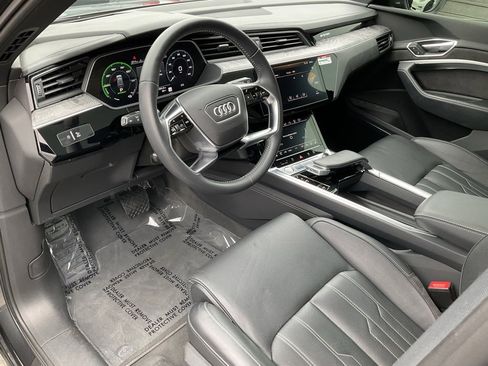 Used 2019 Audi e-tron Prestige w/ Prestige Package image 6