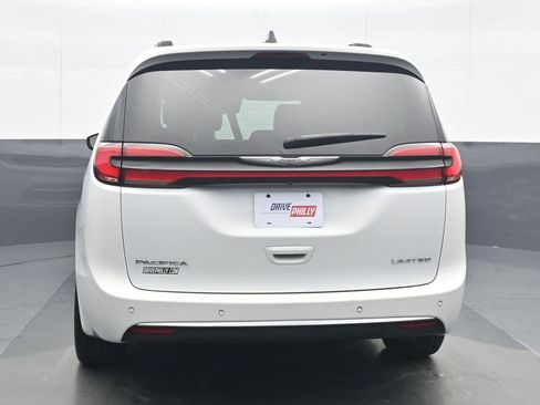 Used 2023 Chrysler Pacifica Limited FWD image 5