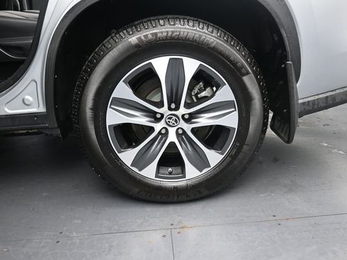 Used 2022 Toyota Highlander XLE image 11