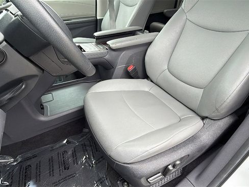 Used 2024 Toyota Sienna XLE image 18