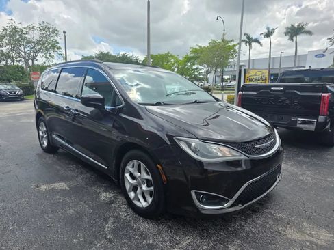 Used 2017 Chrysler Pacifica Touring-L FWD image 3