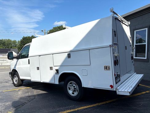 Used 2017 Chevrolet Express 3500 image 6