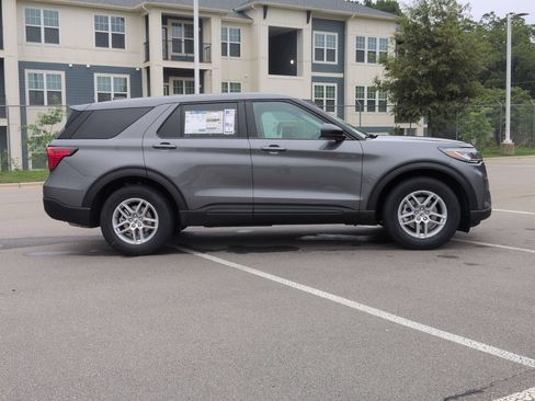 New 2026 Ford Explorer Active RWD image 3