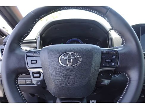 Used 2025 Toyota Camry SE w/ Convenience Package FWD image 14