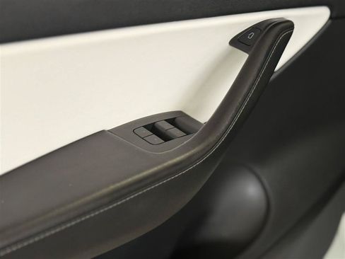 Used 2021 Tesla Model Y Long Range AWD/4WD image 9