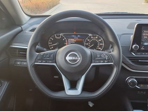 Used 2025 Nissan Altima 2.5 SV image 19