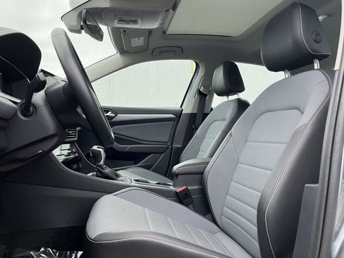 Used 2025 Volkswagen Jetta SE image 27