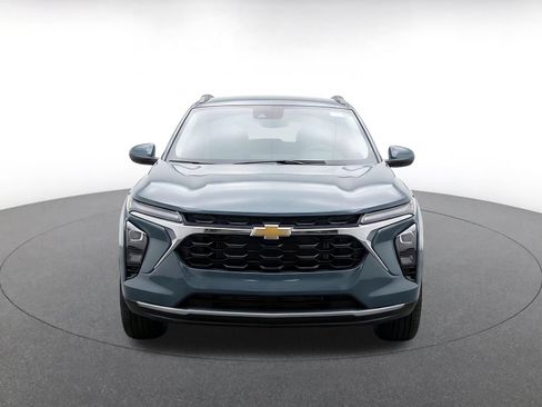 Used 2025 Chevrolet Trax LT FWD image 2