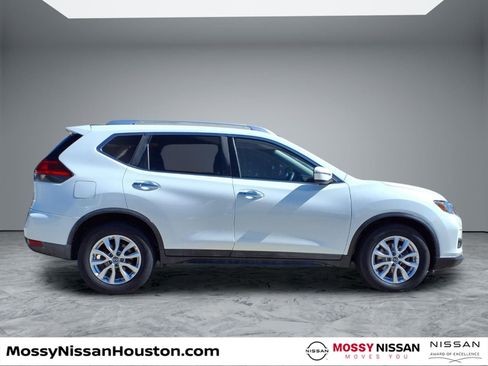 Used 2017 Nissan Rogue SV image 8