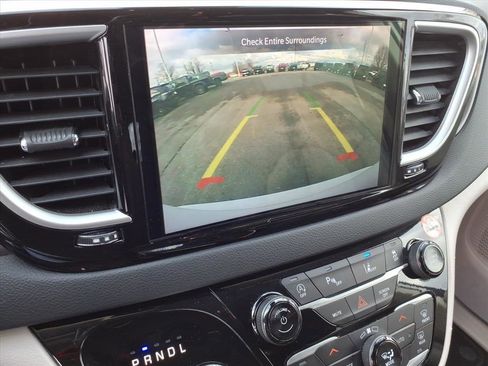 Used 2024 Chrysler Pacifica Touring-L image 22