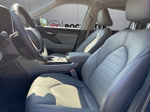 Used 2023 Toyota Highlander XLE AWD/4WD image 10