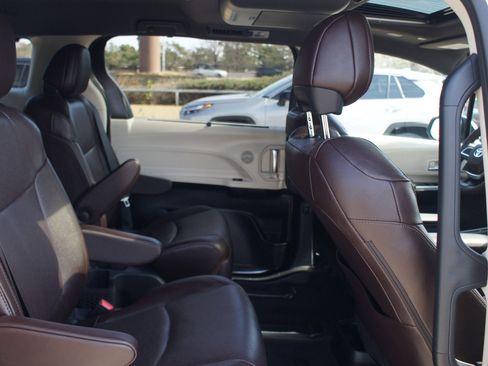 Used 2024 Toyota Sienna Platinum image 25