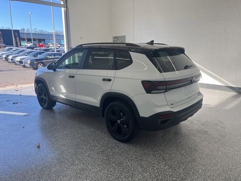 New 2026 Volkswagen Taos SE image 3