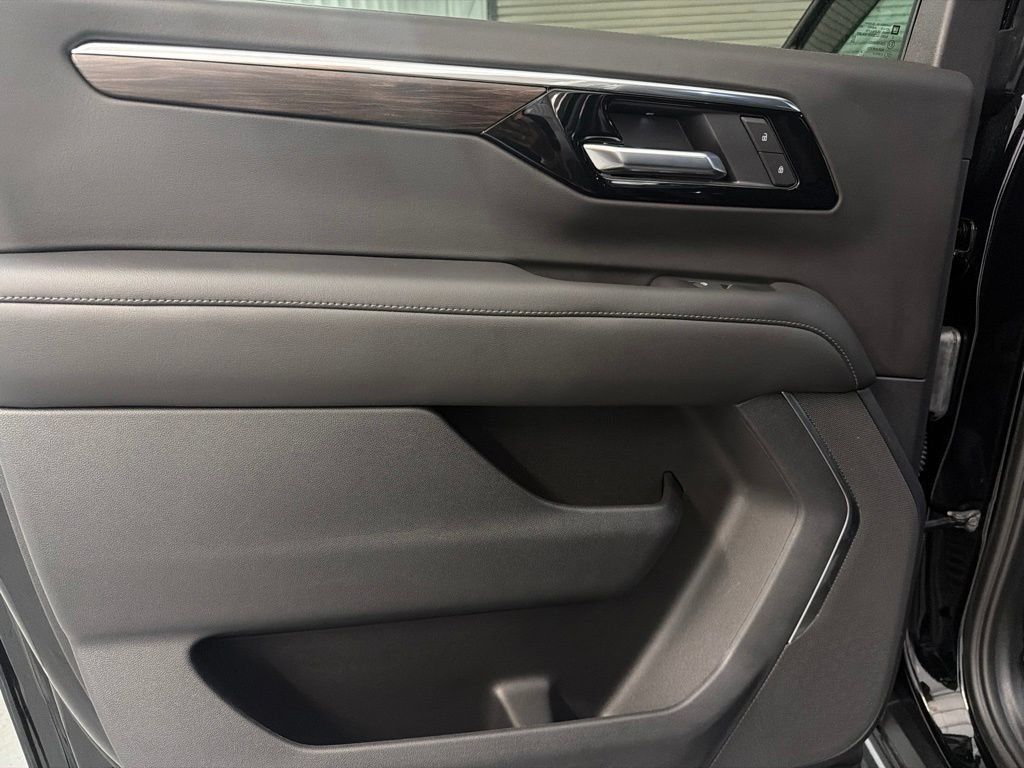 Used 2025 Chevrolet Suburban LS RWD image 14