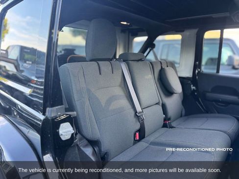 Used 2025 Jeep Wrangler Unlimited Sahara w/ Safety Group AWD/4WD image 13
