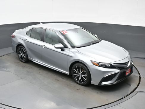 Used 2024 Toyota Camry SE image 33