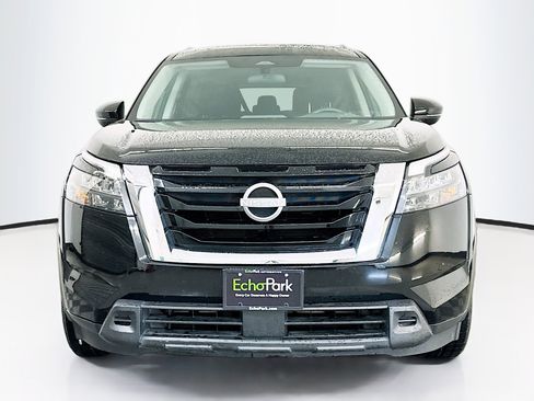 Used 2025 Nissan Pathfinder SV image 2
