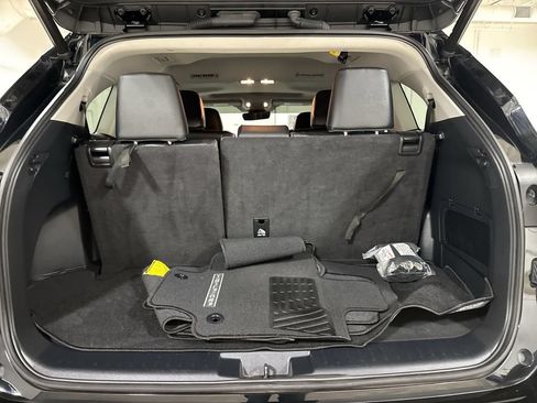Used 2023 Toyota Highlander XLE AWD/4WD image 25