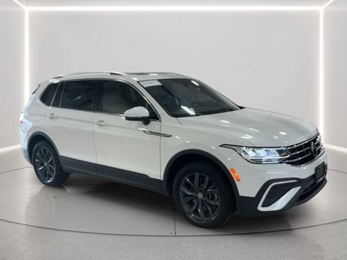 Certified 2024 Volkswagen Tiguan SE w/ Panoramic Sunroof Package AWD/4WD image 8