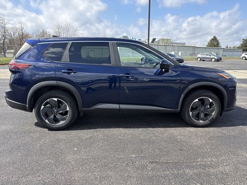 Used 2025 Nissan Rogue SV image 3