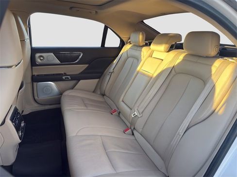 Used 2017 Lincoln Continental Reserve w/ Luxury Package image 13