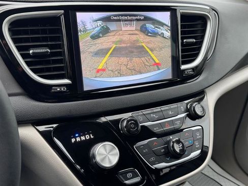 Used 2024 Chrysler Pacifica Touring-L image 17