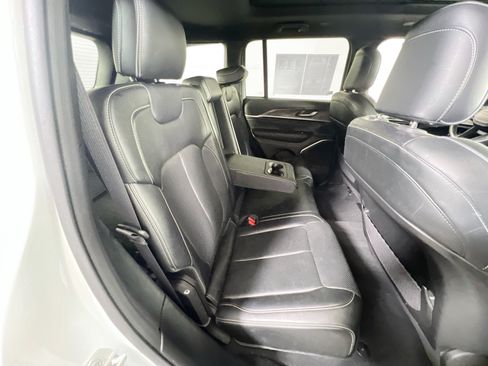 Used 2023 Jeep Grand Cherokee Overland AWD/4WD image 28