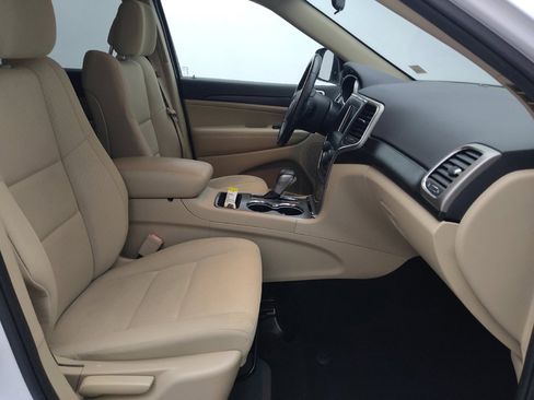 Used 2019 Jeep Grand Cherokee Laredo RWD image 21