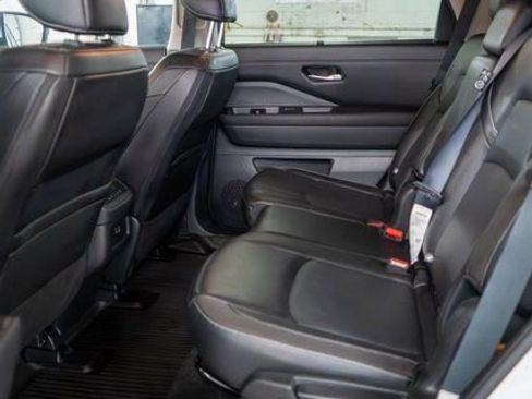 Used 2024 Nissan Pathfinder SL AWD/4WD image 13