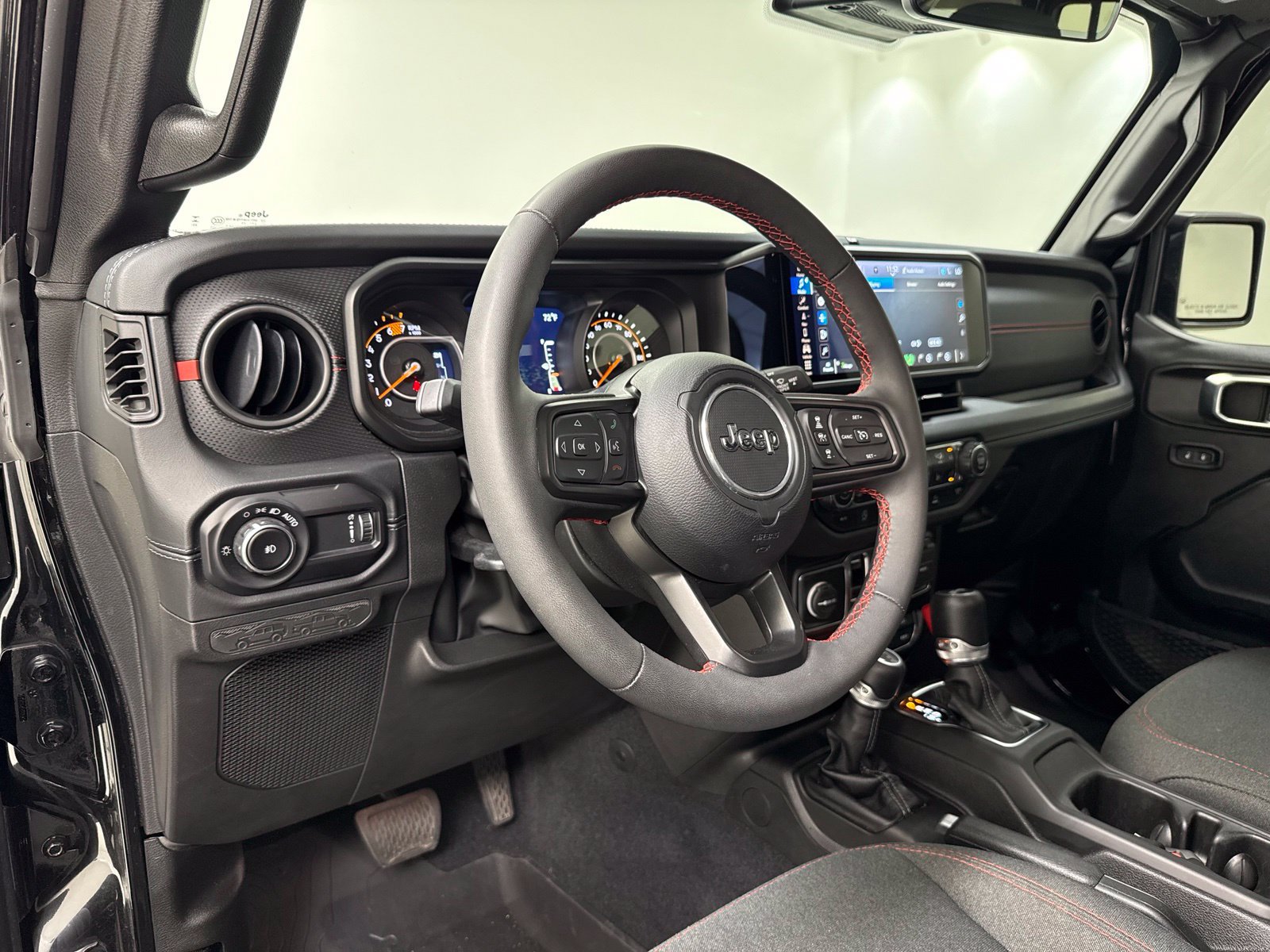 Used 2024 Jeep Wrangler Unlimited Rubicon w/ Technology Group AWD/4WD image 11