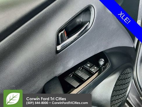 Used 2021 Toyota Prius Prime XLE FWD image 12