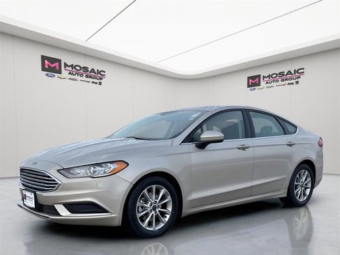 Used 2017 Ford Fusion SE w/ Fusion SE Technology Package image 3