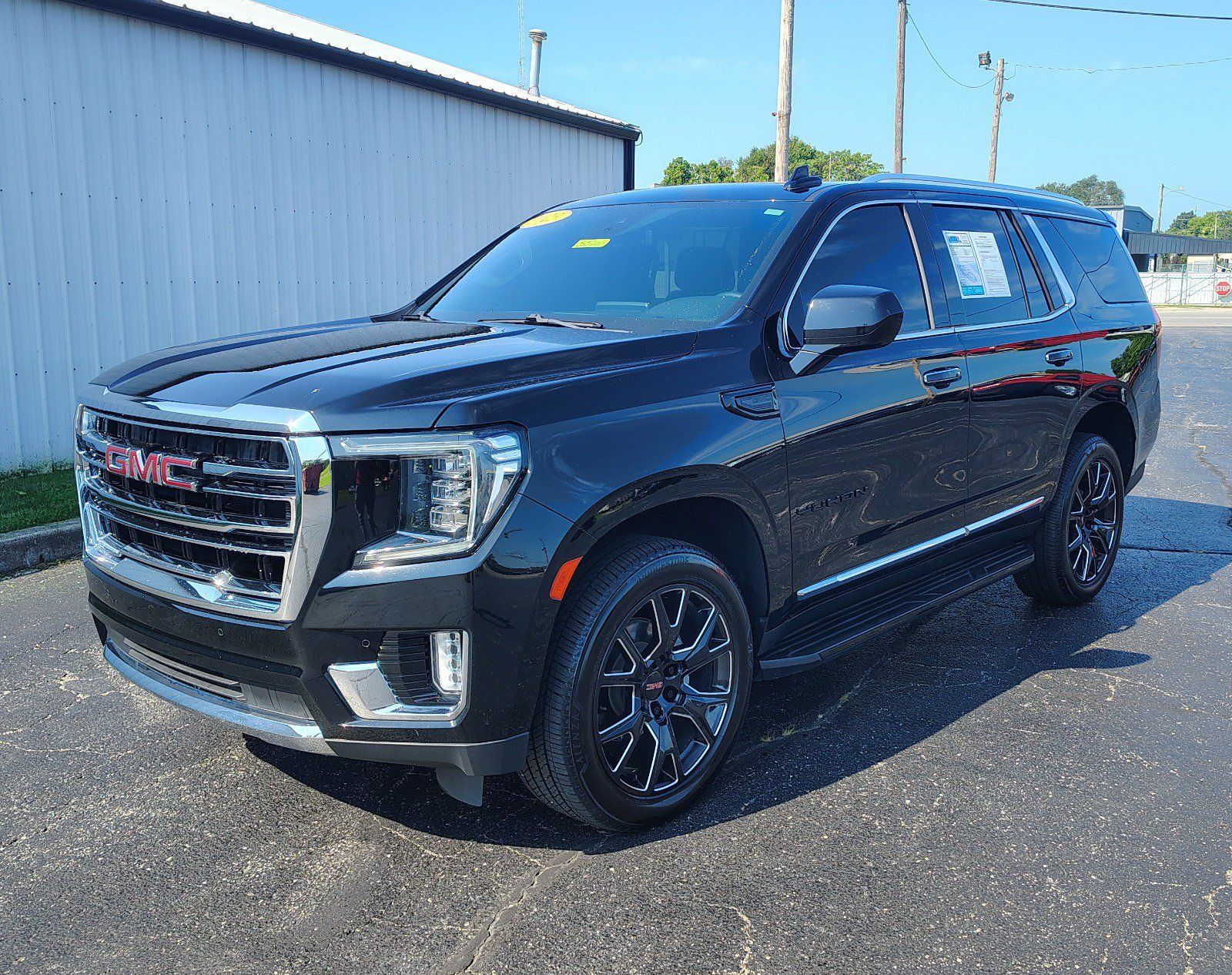 Used 2023 GMC Yukon SLT AWD/4WD image 1