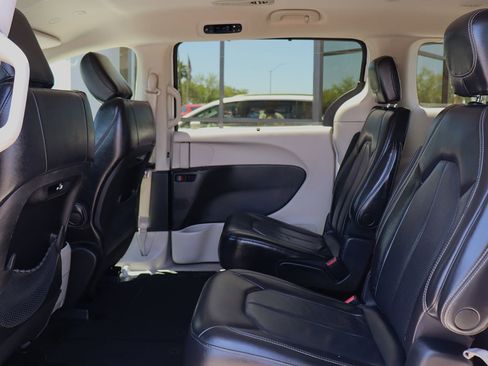 Used 2022 Chrysler Pacifica Touring-L FWD image 33