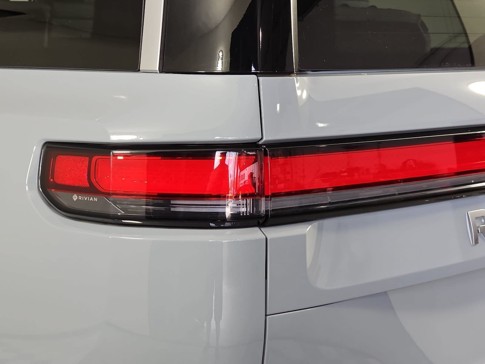 Used 2024 Rivian R1S Adventure Dual AWD/4WD image 31
