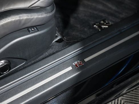 Used 2021 Nissan GT-R Premium image 23
