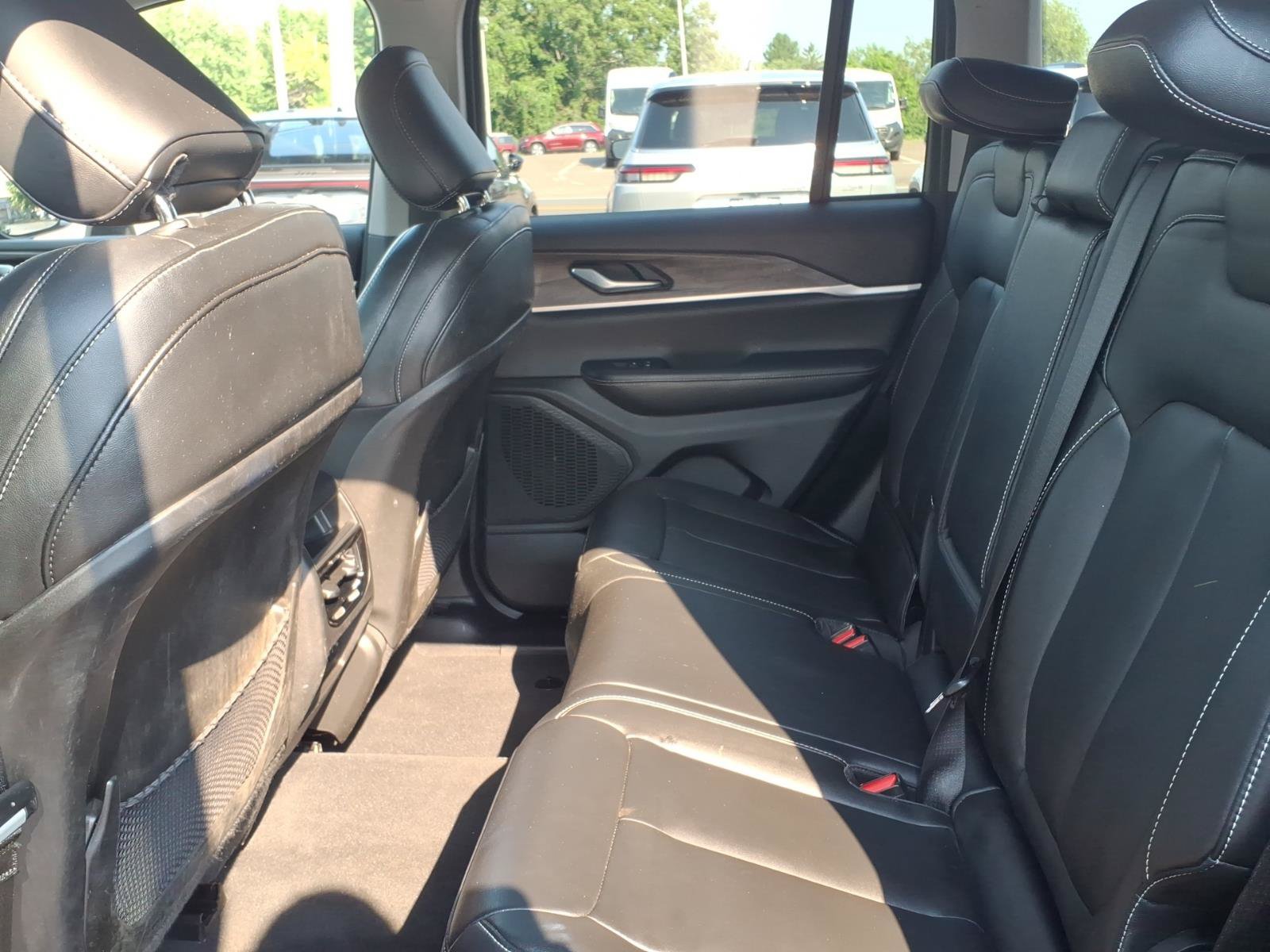 Used 2023 Jeep Grand Cherokee Limited w/ Black Appearance Package AWD/4WD image 17