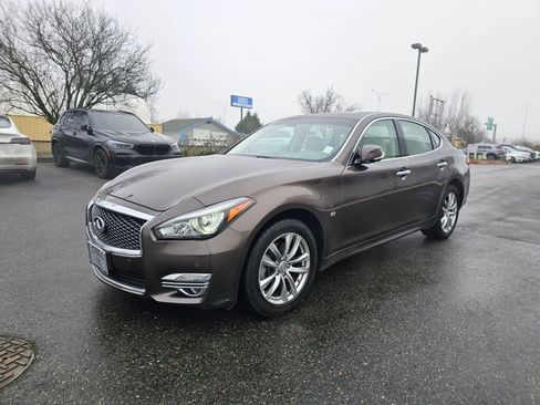 Used 2018 INFINITI Q70 Luxe image 3