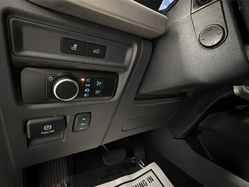 Used 2024 Ford Expedition XLT image 19