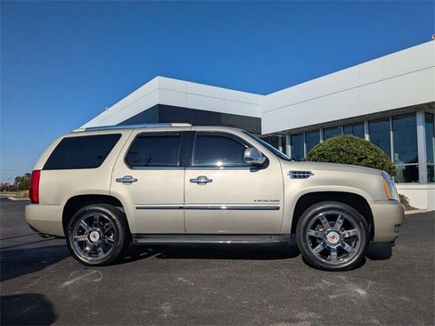 Used 2014 Cadillac Escalade Luxury image 3