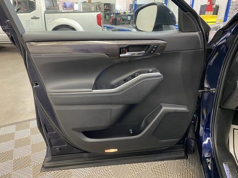 Used 2022 Toyota Highlander Platinum image 26